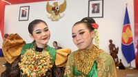 Mahasiswa dari Universitas Terbuka Kelompok Belajar Johor yang mengikut pentas di Wonderful Nusantara Festival 2024 sedang bersiap di Konsulat Jenderal Republik Indonesia (KJRI) Johor Bahru, Johor Bahru, Malaysia, Minggu (27/10/2024). (ANTARA/Virna P Setyorini)