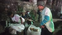 82_hari-pertama-lovina-festival-2025-relawan-dan-dlh-buleleng-bersinergi-jaga-kebersihan-pantai_2025-07-25-07-09-35 Relawan dan DLH membersihkan area Pantai Lovina pada hari pertama Lovina Festival 2025.