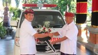 Wabup Supriatna menyerahkan satu unit mobil ambulance kepada PMI Kabupaten Buleleng usai memimpin apel peringatan HUT ke-67 Provinsi Bali.