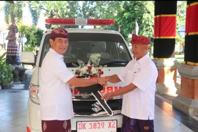 Wabup Supriatna menyerahkan satu unit mobil ambulance kepada PMI Kabupaten Buleleng usai memimpin apel peringatan HUT ke-67 Provinsi Bali.