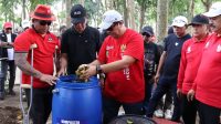 Edukasi pengelolaan sampah dengan menggunakan komposter dan teba modern yang telah dibangun di area Lapangan Alit Saputra.