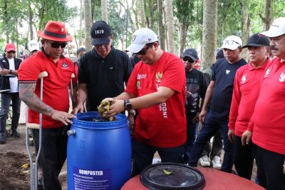 Edukasi pengelolaan sampah dengan menggunakan komposter dan teba modern yang telah dibangun di area Lapangan Alit Saputra.