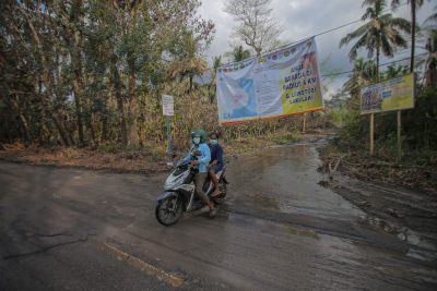 Himbauan keselamatan masyarakat, dampak erupsi Gunung Lewotobi Laki-laki.