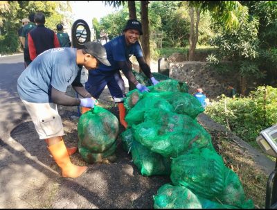 Pramuka Buleleng dan DLH membersihkan sampah plastik di sekitar Jembatan Desa Kubutambahan