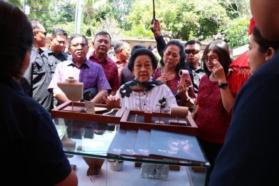 Megawati Soekarnoputri mengunjungi stan UMKM dan pameran topeng Buleleng Festival 2025