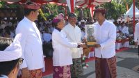 Penyerahan penghargaan Bulde Wine pada Lomba TTG Tingkat Provinsi Bali Tahun 2025