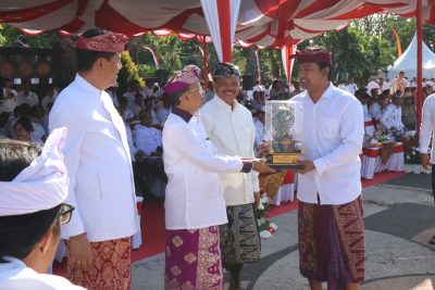 Penyerahan penghargaan Bulde Wine pada Lomba TTG Tingkat Provinsi Bali Tahun 2025