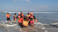Evakuasi jenazah Gusti Agung Anom (47) yang hilang terseret arus saat menyelamatkan anaknya di Pantai Seminyak.