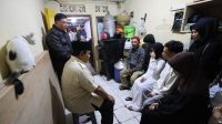 Presiden Prabowo subainto berdialog dengan kedua orang tua Affan Kurniawan, di rumah duka Jalan Blora, Jakarta Pusat, Jumat (30/8/2025). Kepala Negara menyampaikan secara langsung duka cita atas tragedi kecelakaan yang menimpa pengendara ojol di tengah aksi demonstrasi. (ANTARA/HO-Tim Media Presiden Prabowo)