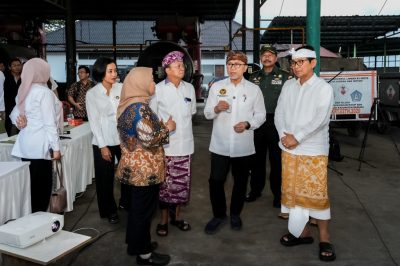 Bupati Adi Arnawa dampingi Menko Pangan Zulkifli Hasan kunjungan ke TPST Mengwitani.