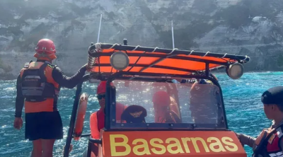 Tim SAR gabungan saat proses pencarian WNA yang terseret arus di Diamond Beach.