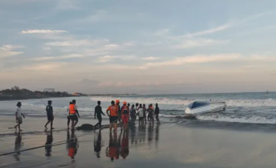 Tim SAR gabungan menarik kapal Bali Doplhin II ke pinggir pantai