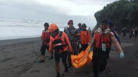 Proses evakuasi korban terseret arus di Pantai Mengening