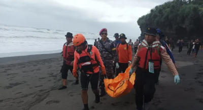Proses evakuasi korban terseret arus di Pantai Mengening