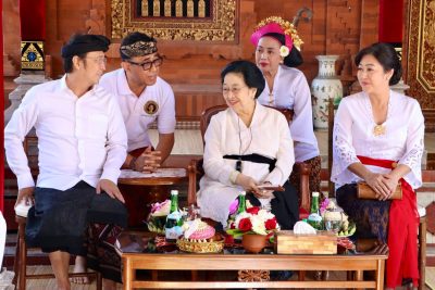 Presiden ke-5 Megawati Soekarnoputri hadiri palebon Ibunda Wali Kota Denpasar.