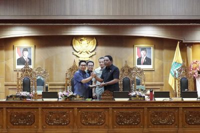 Ketua DPRD Badung Anom Gumanti menerima naskah penjelasan pemerintah dari Bupati Adi Arnawa. Kemudian menyerahkan ke ketua-ketua fraksi DPRD Badung.