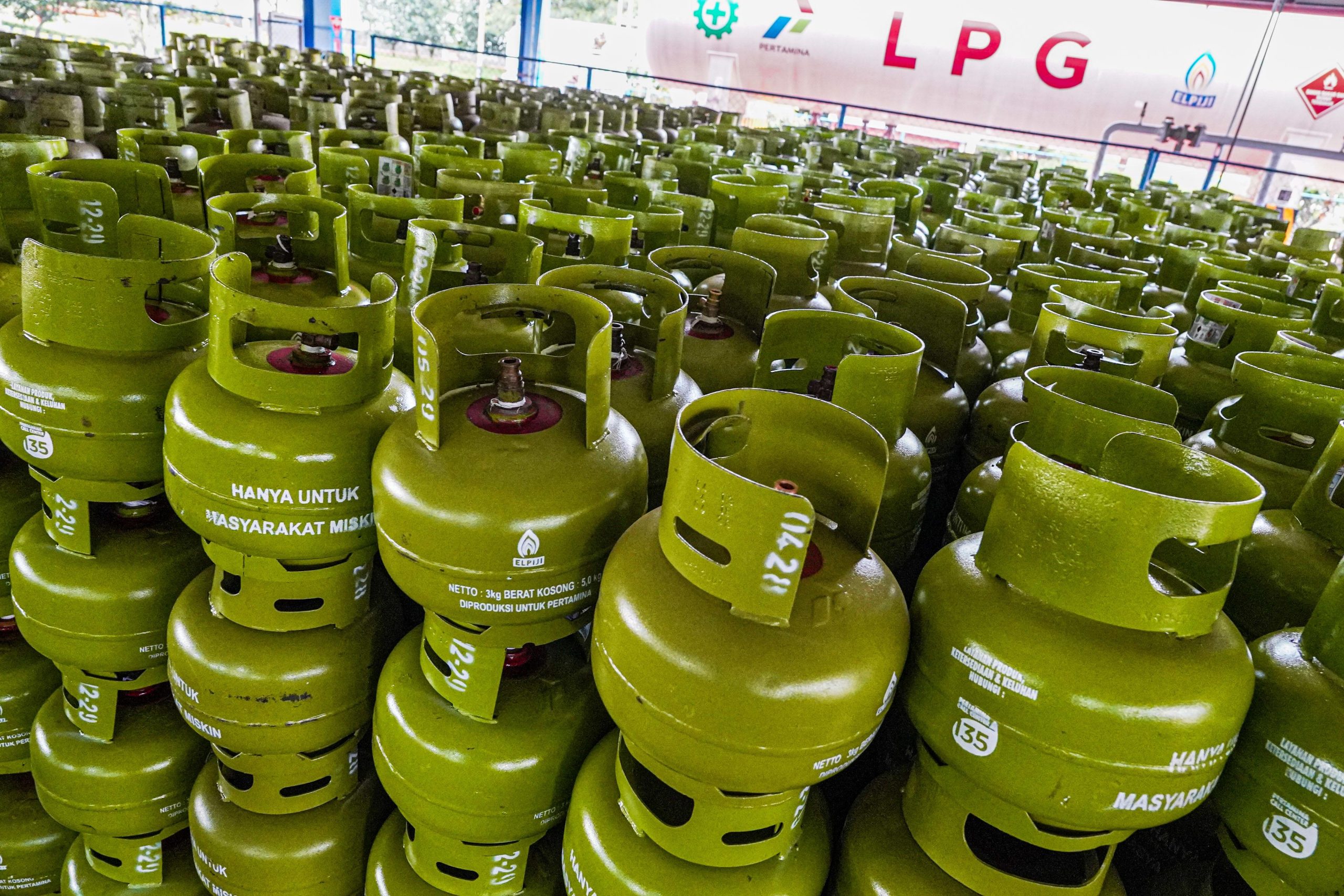 Distribusi LPG 3 Kg melalui pangkalan resmi Pertamina.