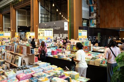 Pengunjung sedang memilih buku di bazar BBW Bali 2025
