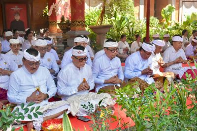 bhakti pujawali purnama sasih karo di pura natha kantor wali kota denpasar