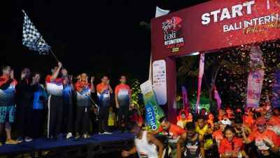 Pengibaran bendera start pelari Bali International Trail Run 2025.
