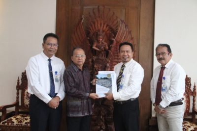 Audiensi Rektor Unud terkait program Satu Keluarga Satu Sarjana untuk calon mahasiswa kurang mampu.