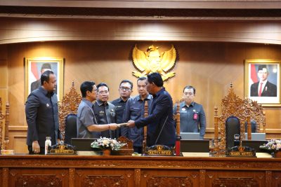 Ketua DPRD Badung Anom Gumanti menerima naskah KUA-PPAS 2026 dari Bupati Badung Adi Arnawa.