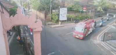 Suasana pengaturan perubahan arus lalu lintas di Kawasan Jalan Teleng, Desa Kesiman Petilan