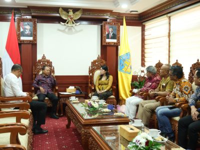 Pertemuan Ketua APPBI Provinsi Bali Zenzen Halmis dengan Gubernur Koster terkait program Pemprov Bali.