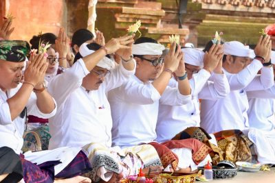 Wakil Wali Kota Denpasar I Kadek Agus Arya Wibawa saat menghadiri persembahyangan bersama serangkaian Hari Tumpek Wayang, di Pura Agung Jagatnatha Denpasar.