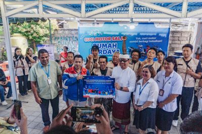 program Skizopreneur Cuci Motor Salju oleh Pertamina dan Rumah Berdaya Denpasar