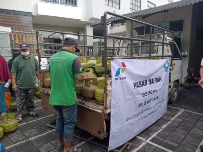 Pertamina Patra Niaga Jatimbalinus gelar giat pasar murah LPG 3 kg di beberapa titik.