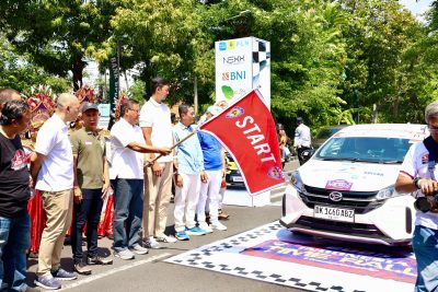 Sekda Alit Wiradana bersama Wakil Ketua IMI Pusat, Ananda Mikola, Ketua IMI Provinsi Bali, Ajik Krisna, dan sejumlah tamu undangan lainnya, saat melepas peserta Kejurnas Rally Pertamax "Pertamax Turbo Merah Putih" di area depan Plaza Renon, Minggu (24/8).