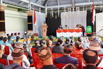 Ny Putri Koster memperkenalkan program PSBS Padas pada sosialisasi pengelolaan sampah di Bangli.