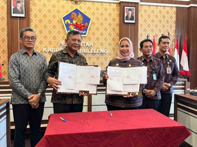 penandatanganan nota kesepakatan oleh Bupati Sutjidra Kepala Kanwil Kemenkumham Bali Eem Nurmanah terkait perlindungan hukum bagi produk-produk unggulan Buleleng.