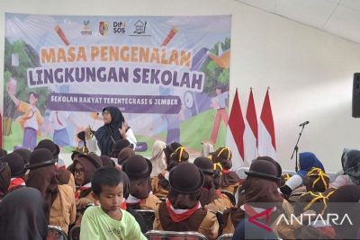 Suasana saat masa pengenalan lingkungan sekolah (MPLS) Sekolah Rakyat Terintegrasi 6 Jember yang diresmikan Bupati Jember Muhammad Fawait pada 15 Agustus 2025. (ANTARA/Zumrotun Solichah)
