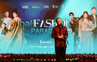 Gubernur Koster mengapresiasi Bali Fashion Parade 2025 yang dilaksanakan di Gedung Kertha Sabha, Sabtu (30/8).