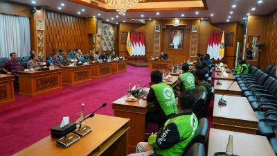 Gubernur Koster bersama Forkopimda menemui perwakila Ojol Bali di Jayasabha, Denpasar