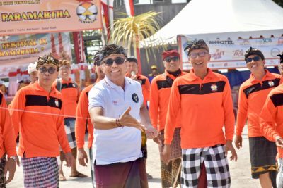 Walikota Denpasar, I Gusti Ngurah Jaya Negara didampingi Ketua Pelangi Kota Denpasar, I Wayan Mariyana Wandhira yang juga Wakil Ketua DPRD Kota Denpasar saat membuka secara resmi Lomba Layang-Layang Denpasar Kite Festival IX Tahun 2025 dengan menarik layangan di Kawasan Pantai Mertasari, Sanur, Denpasar, Minggu (31/8).