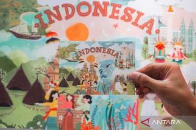Petugas menunjukkan karya yang ditampilkan dalam Pameran POSCART: Hope for Indonesia di ASHTA District 8, Jakarta, Senin (11/8/2025). Pameran yang digelar untuk memeriahkan HUT ke-80 RI tersebut menampilkan 80 karya visual dalam format kartu pos bertemakan harapan atas masa depan Indonesia. ANTARA FOTO/Ika Maryani/app/nym.