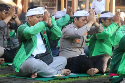 Pelaksanaan doa bersama anggota Polri dan pengemudi ojek online beragama Hindu untuk keselamatan Affan Kurniawan di Pura Pura Linggarcana Polda Bali, Denpasar, Selasa (2/9/2025). ANTARA/HO-Humas Polda Bali