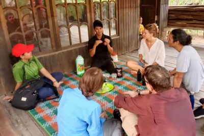 Raya Sadianor bercerita tentang kopi rempah kepada sejumlah wisatawan mancanegara yang berkunjung ke desanya. ANTARA/Dokumentasi Pribadi.