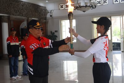 Pelepasan kirab Api Obor Porprov Bali XVI tahun 2025 menuju Kabupaten Jembrana
