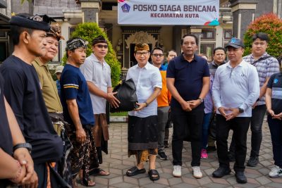 Bupati Adi Arnawa Salurkan Bantuan Logistik Pasca Bencana Banjir Di Kuta