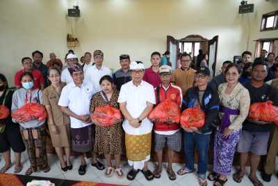 Bupati Adi Arnawa menyerahkan bantuan paket sembako kepada keluarga terdampak banjir di Kelurahan Lukluk