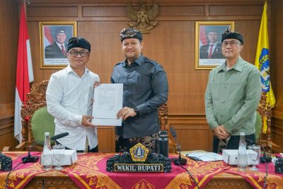 Wakil Bupati Alit Sucipta didampingi Sekda Surya Suamba menerima exit meeting BPK RI Perwakilan Bali
