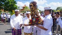 Bupati Adi Arnawa bersama Ketua DPRD Anom Gumanti menerima Piala Juara Umum Porprov Bali ke-16