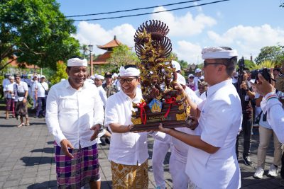 Bupati Adi Arnawa bersama Ketua DPRD Anom Gumanti menerima Piala Juara Umum Porprov Bali ke-16