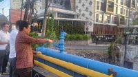 Bupati Adi Arnawa meninjau alat penyaring sampah (trash rack) di alur Tukad Mati