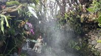 Salah satu pengunjung sedang berfoto di wisata taman Sari Timbul Glass Factory, Gianyar, Bali. (ANTARA/Sri Dewi Larasati)