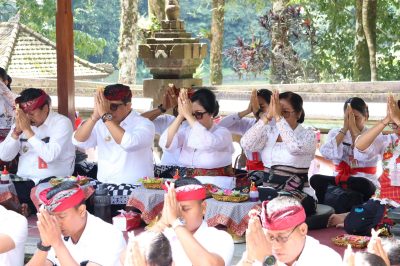Persembahyangan serangkaian Purnama Sasih Ketiga dan rahina Banyu Pinaruh di Pura Luhur Batukau,